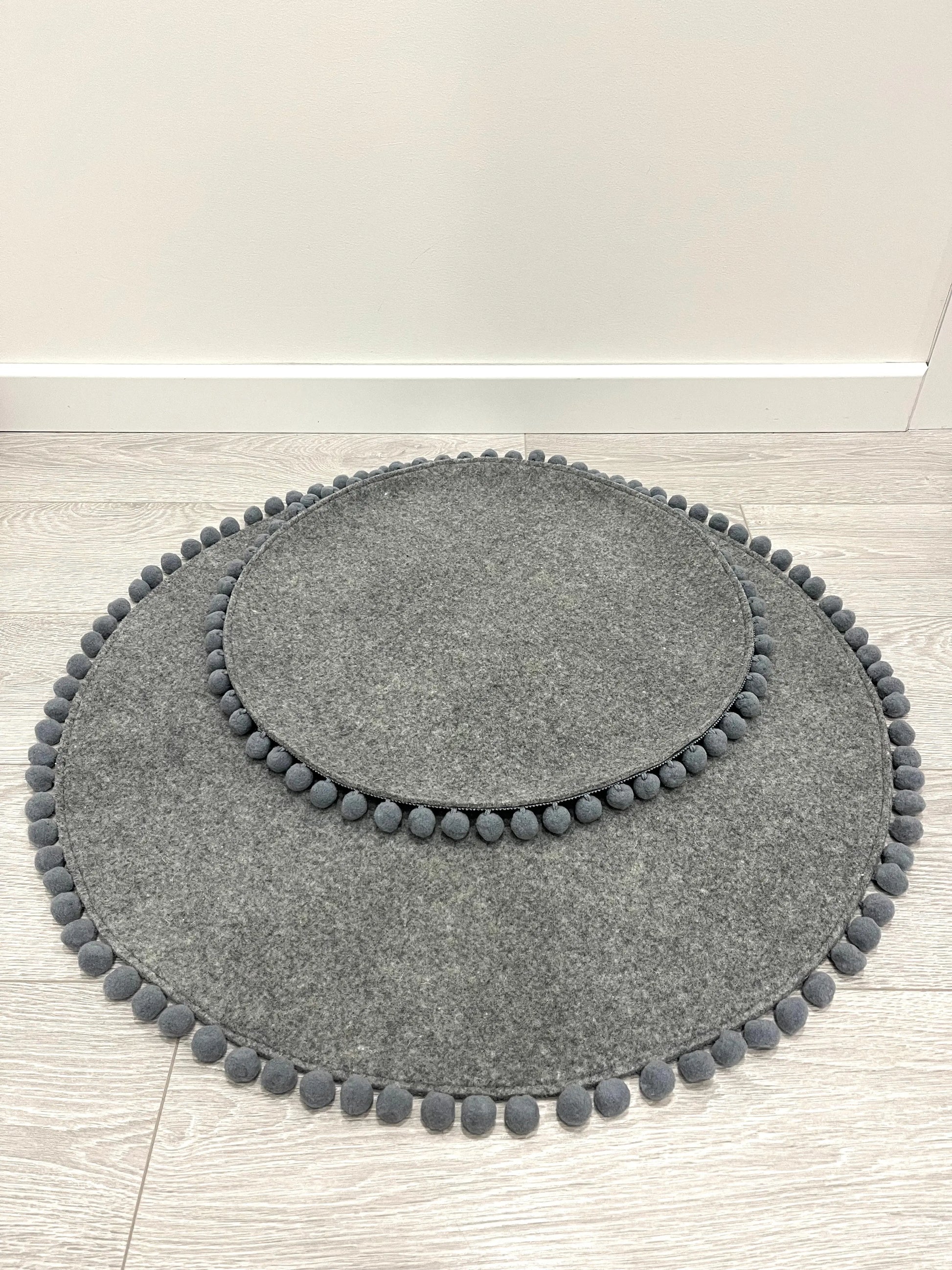 Saveplace® Round Pet Mat - Various Colors Pom Poms, 2 Sizes Grey Chaos