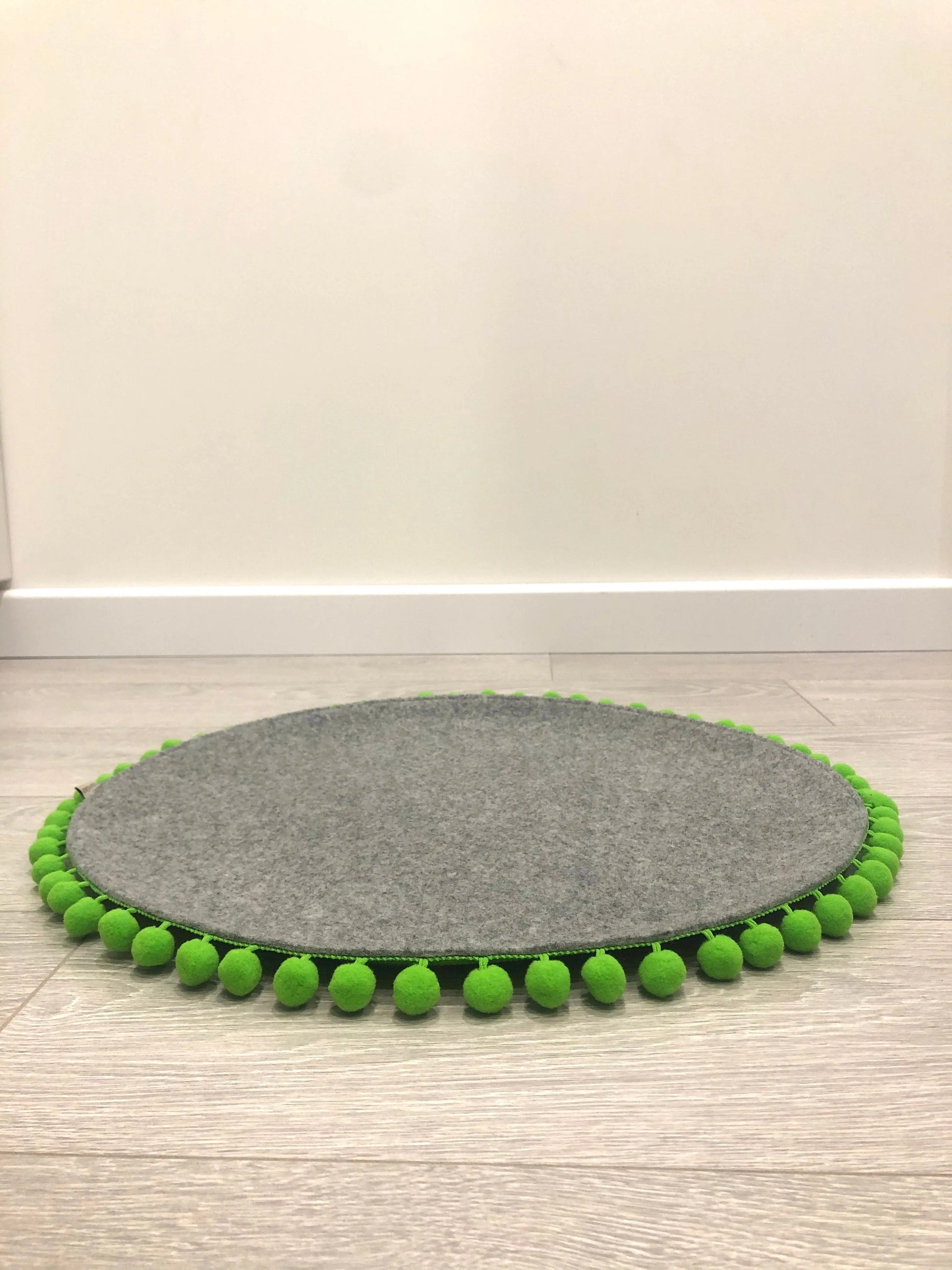 Saveplace® Round Pet Mat - Various Colors Pom Poms, 2 Sizes Grey Chaos