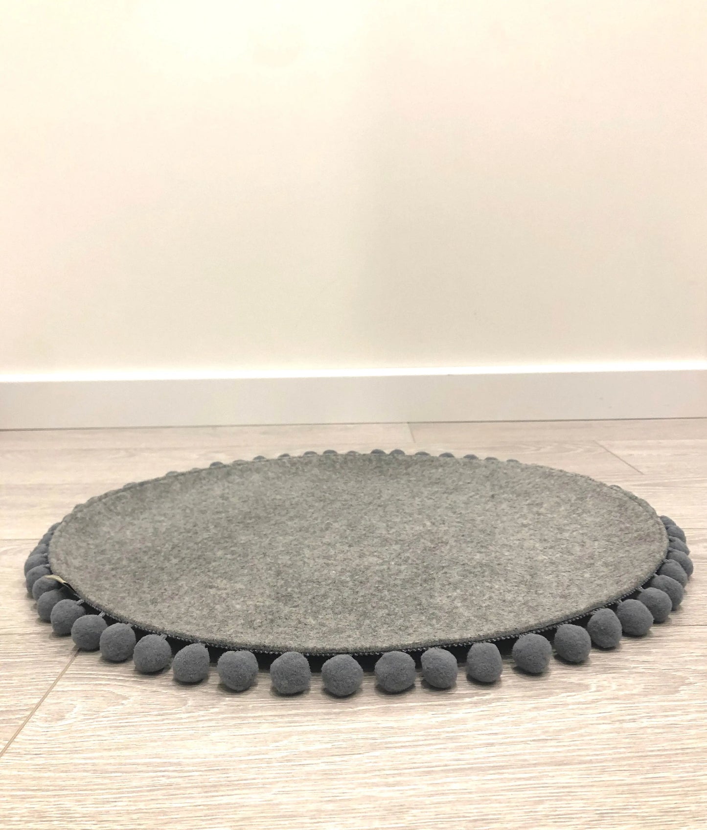 Saveplace® Round Pet Mat - Various Colors Pom Poms, 2 Sizes Grey Chaos